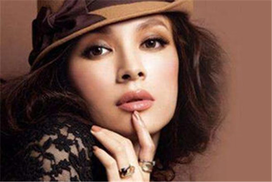 黑皮肤适合什么样口红 这些色号初秋正当时  口红 黑皮肤 彩妆 第6张