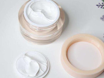 素颜霜后可以用腮红吗 怎么让素颜霜更持久