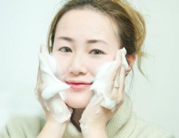 散粉用洗面奶能洗掉吗，散粉的正确使用方法
