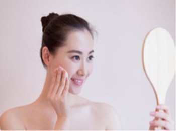 散粉用洗面奶能洗掉吗，散粉的正确使用方法  散粉 洗面奶 使用方法 彩妆 第2张