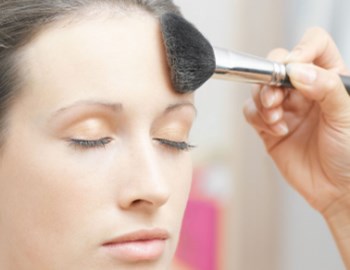 蜜粉跟散粉有什么区别，教你分清适合用哪种  蜜粉 散粉 区别 彩妆 第3张