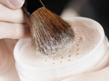 用了粉饼还要用散粉吗，深入解析粉饼散粉  粉饼 散粉 彩妆 第3张