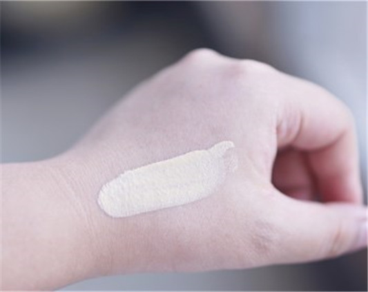 夏天用气垫还是粉底液 气垫粉底液全面测评 粉底液 用气 气垫 彩妆 第3张 夏天用气垫还是粉底液 气垫粉底液全面测评 粉底液 用气 气垫 彩妆 第3张