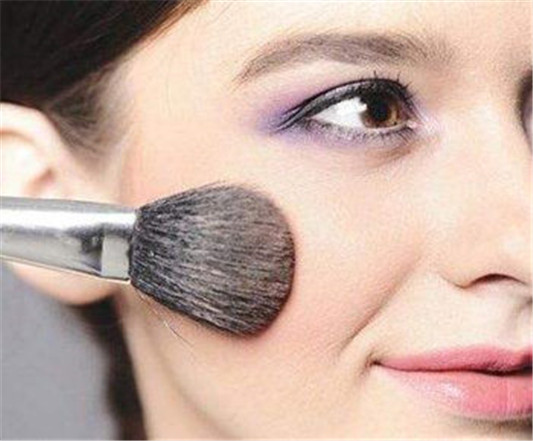 上完bb霜之后要擦什么 五种可选推荐 bb霜 彩妆 第6张 上完bb霜之后要擦什么 五种可选推荐 bb霜 彩妆 第6张