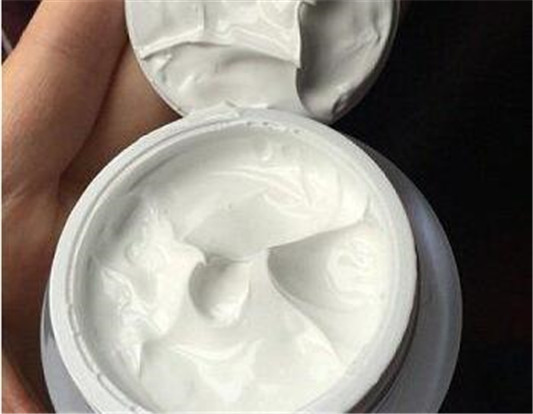 油皮适合素颜霜还是bb好呢  素颜霜 bb 油皮 彩妆 第2张