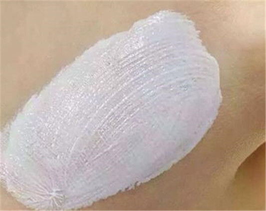 油皮适合素颜霜还是bb好呢  素颜霜 bb 油皮 彩妆 第5张