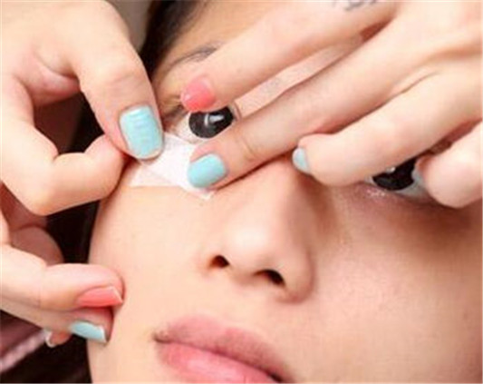 睫毛烫太卷了怎么补救 推荐五种方法 睫毛 补救 方法 彩妆 第5张 睫毛烫太卷了怎么补救 推荐五种方法 睫毛 补救 方法 彩妆 第5张