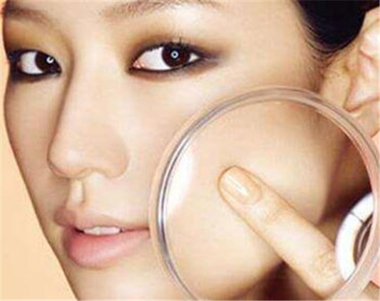 涂完粉底液用什么控油 夏日底妆控油秘诀