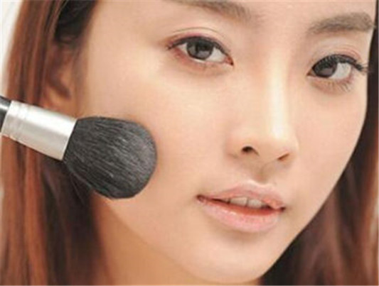 涂完粉底液用什么控油 夏日底妆控油秘诀 粉底液 控油 夏日 彩妆 第2张 涂完粉底液用什么控油 夏日底妆控油秘诀 粉底液 控油 夏日 彩妆 第2张