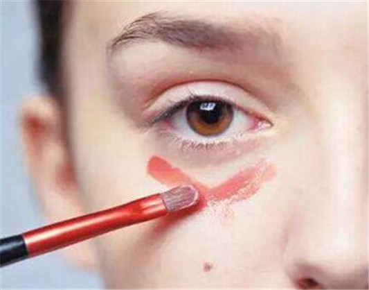 怎样用口红遮盖黑眼圈,有什么危害吗