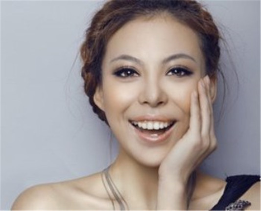 没有遮瑕怎么遮黑眼圈小窍门 口红遮黑眼圈