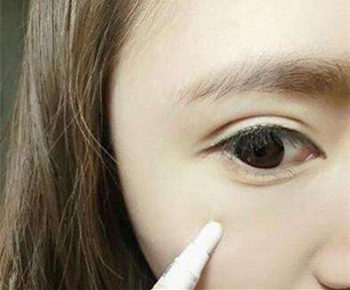 不化妆可以用遮瑕笔吗，遮瑕笔具体使用方法  遮瑕笔 化妆 彩妆 第3张