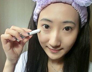 不化妆可以用遮瑕笔吗，遮瑕笔具体使用方法  遮瑕笔 化妆 彩妆 第4张