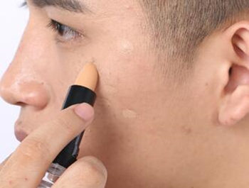 遮瑕笔男生可以用吗，完整教程让你做个时尚男  遮瑕笔 男生 教程 彩妆 第4张