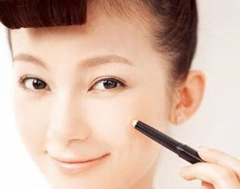 遮瑕笔怎么用具体步骤是什么  遮瑕笔 彩妆 第2张
