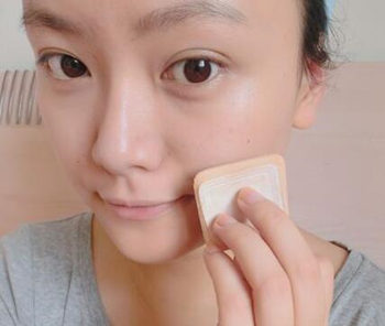 粉饼可以代替粉底液吗,粉饼怎么用更好 粉饼 粉底液 彩妆 第4张 粉饼可以代替粉底液吗,粉饼怎么用更好 粉饼 粉底液 彩妆 第4张