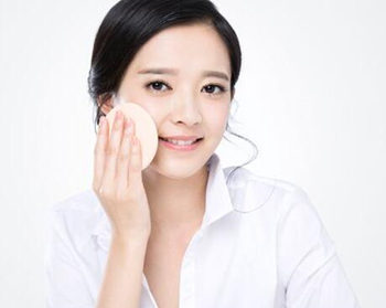 粉饼可以代替粉底液吗,粉饼怎么用更好 粉饼 粉底液 彩妆 第5张 粉饼可以代替粉底液吗,粉饼怎么用更好 粉饼 粉底液 彩妆 第5张