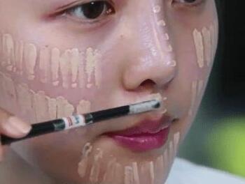 粉底刷怎么用没有刷痕,推荐这几个小技巧 粉底刷 技巧 彩妆 第4张 粉底刷怎么用没有刷痕,推荐这几个小技巧 粉底刷 技巧 彩妆 第4张