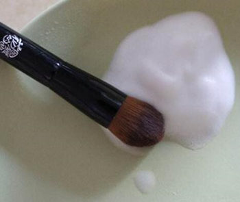 粉底刷怎么用没有刷痕,推荐这几个小技巧 粉底刷 技巧 彩妆 第7张 粉底刷怎么用没有刷痕,推荐这几个小技巧 粉底刷 技巧 彩妆 第7张