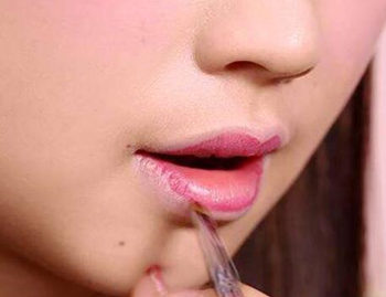 没有唇线笔怎么涂口红，不同唇形口红画法  口红 唇线笔 唇形 彩妆 第3张