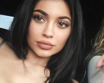 皮肤黑适合什么颜色的口红，6个色号推荐