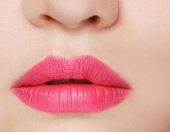 唇彩和口红哪个危害大，三个办法减少危害