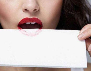 唇彩和口红哪个危害大，三个办法减少危害  唇彩 口红 彩妆 第4张