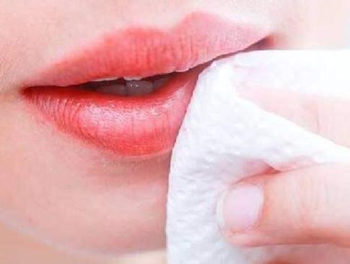 唇彩和口红哪个危害大，三个办法减少危害  唇彩 口红 彩妆 第5张