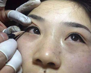 纹眼线对眼睛有害吗，6大危害分析  纹眼线 彩妆 第2张