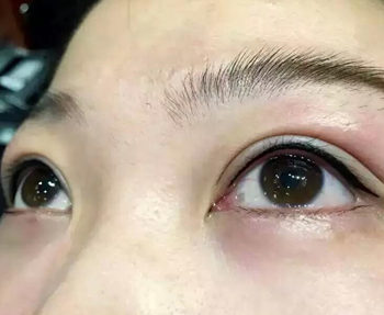 纹眼线对眼睛有害吗，6大危害分析  纹眼线 彩妆 第3张