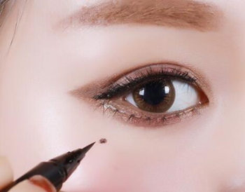 眼线膏和眼线液哪个好用 眼线膏 眼线液 彩妆 第4张 眼线膏和眼线液哪个好用 眼线膏 眼线液 彩妆 第4张