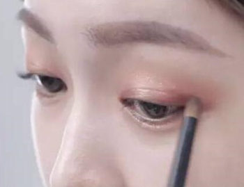 桔色眼影适合黄皮肤吗，三种桔色眼影画法推荐  眼影 画法 桔色 黄皮肤 彩妆 第4张