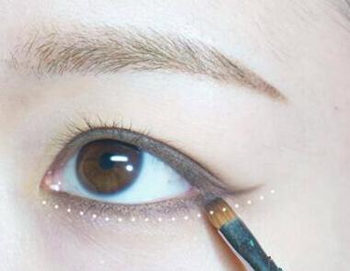 内双厚眼皮怎么画眼妆,详细画法解析 内双 画法 眼皮 眼妆 彩妆 第2张 内双厚眼皮怎么画眼妆,详细画法解析 内双 画法 眼皮 眼妆 彩妆 第2张