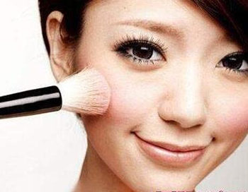 颧骨高用什么颜色腮红,不同色调肤色腮红分析 腮红 颧骨 彩妆 第4张 颧骨高用什么颜色腮红,不同色调肤色腮红分析 腮红 颧骨 彩妆 第4张