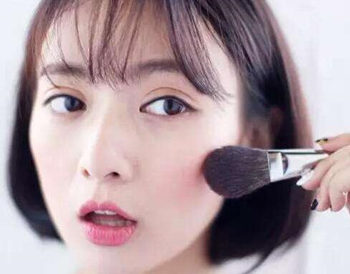 腮红画在哪个位置可爱，不同脸型的腮红画法解析