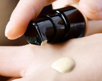 夏天用粉底液好还是气垫好  夏天 粉底液 气垫 彩妆 第5张