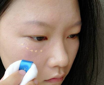 遮瑕乳怎么用具体步骤分析  遮瑕乳 步骤 彩妆 第5张