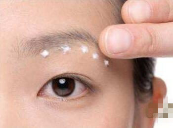 怎么防止眼线液晕染，7个方法推荐  眼线液 晕染 方法 彩妆 第3张