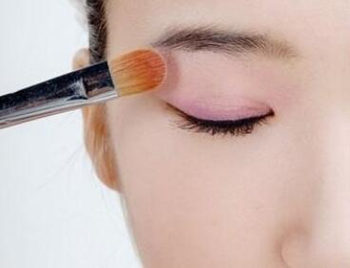 怎么防止眼线液晕染，7个方法推荐  眼线液 晕染 方法 彩妆 第4张