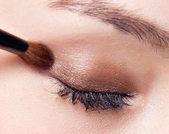 怎么防止眼线液晕染，7个方法推荐  眼线液 晕染 方法 彩妆 第5张