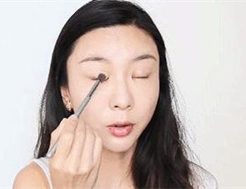 怎么防止眼线液晕染，7个方法推荐  眼线液 晕染 方法 彩妆 第7张