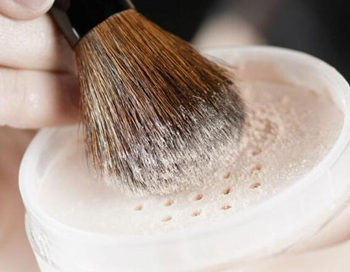 定妆喷雾在散粉后用吗，能代替散粉吗  定妆喷雾 散粉 彩妆 第2张