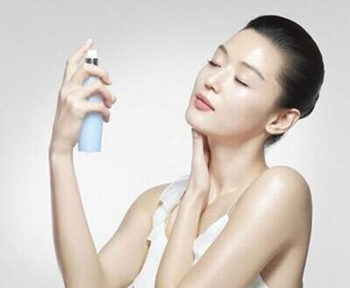 定妆喷雾在散粉后用吗，能代替散粉吗  定妆喷雾 散粉 彩妆 第3张