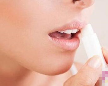 8种方法教你如何保持口红不掉色  口红 方法 不掉色 彩妆 第2张