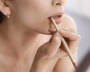 8种方法教你如何保持口红不掉色  口红 方法 不掉色 彩妆 第4张