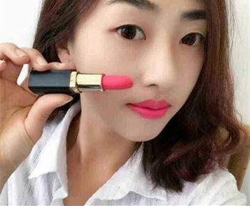 唇釉和口红哪个危害大,分别适合什么场合 唇釉 口红 彩妆 第2张 唇釉和口红哪个危害大,分别适合什么场合 唇釉 口红 彩妆 第2张
