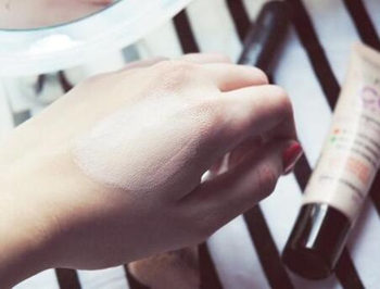 均匀肤色用什么打底比较好  均匀肤色 打底 彩妆 第3张