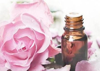 玫瑰精油可以去除法令纹吗，怎么去除  玫瑰精油 法令纹 抗皱护肤 第3张