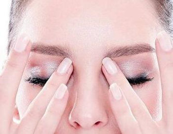 怎样化妆遮盖眼角纹
