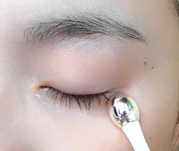 怎样化妆遮盖眼角纹  化妆 眼角纹 抗皱护肤 第2张